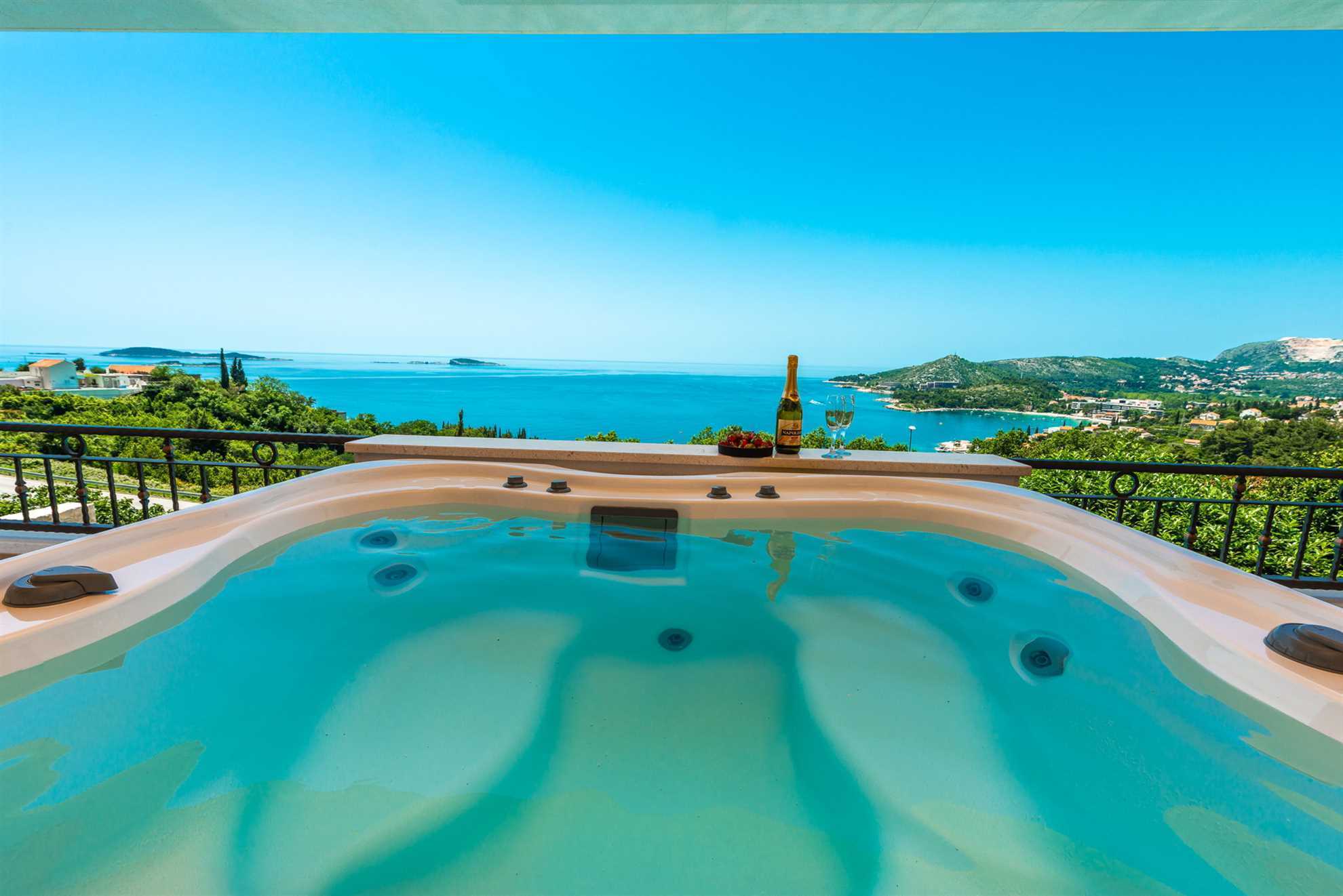 Villa Sunshine with Infinity Pool