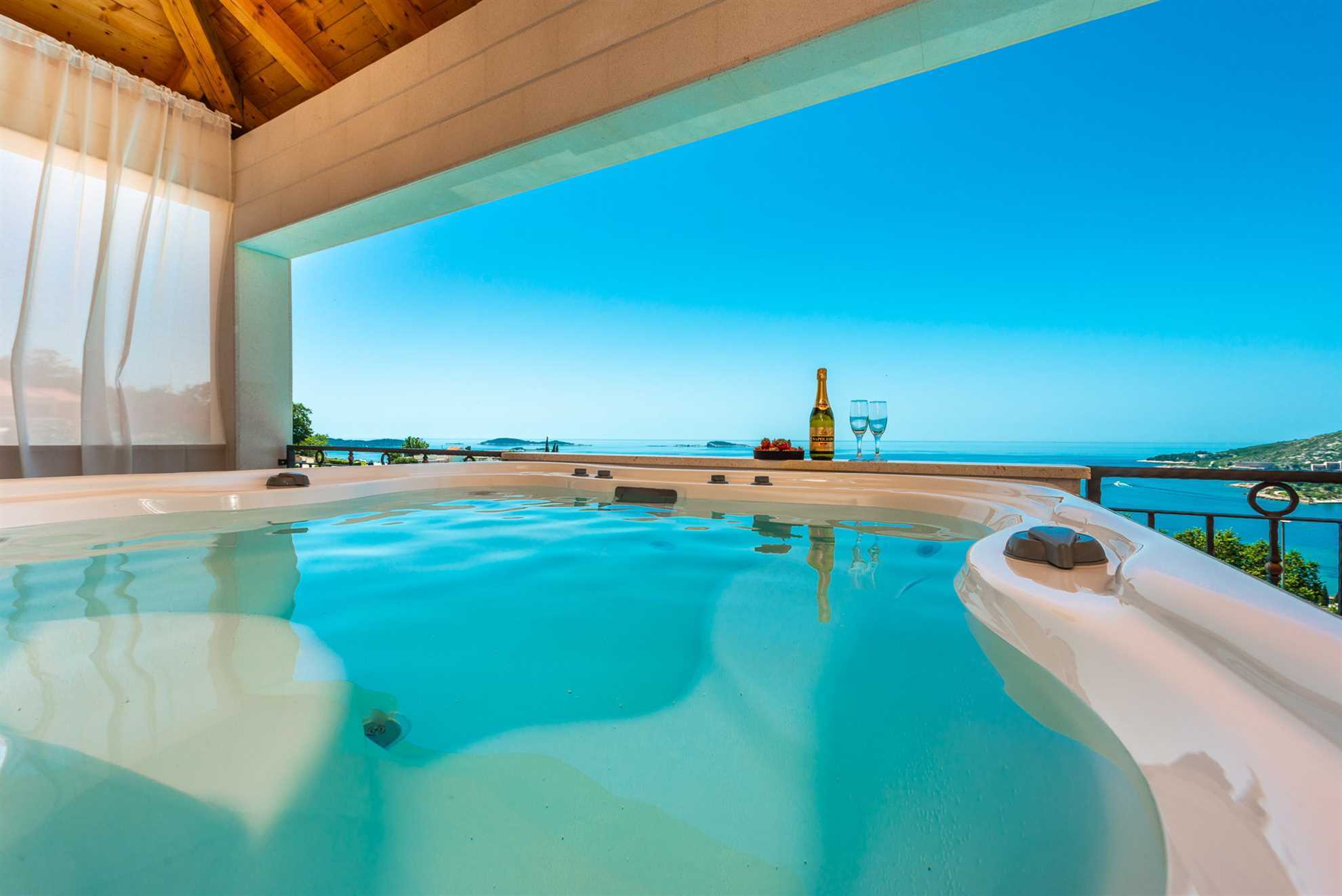 Villa Sunshine with Infinity Pool