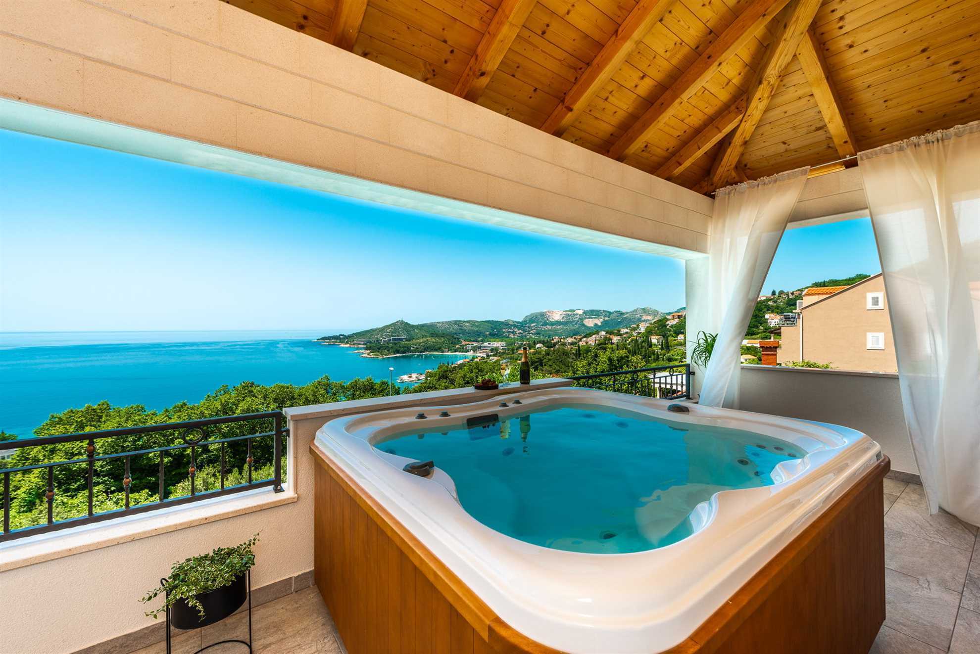 Villa Sunshine with Infinity Pool
