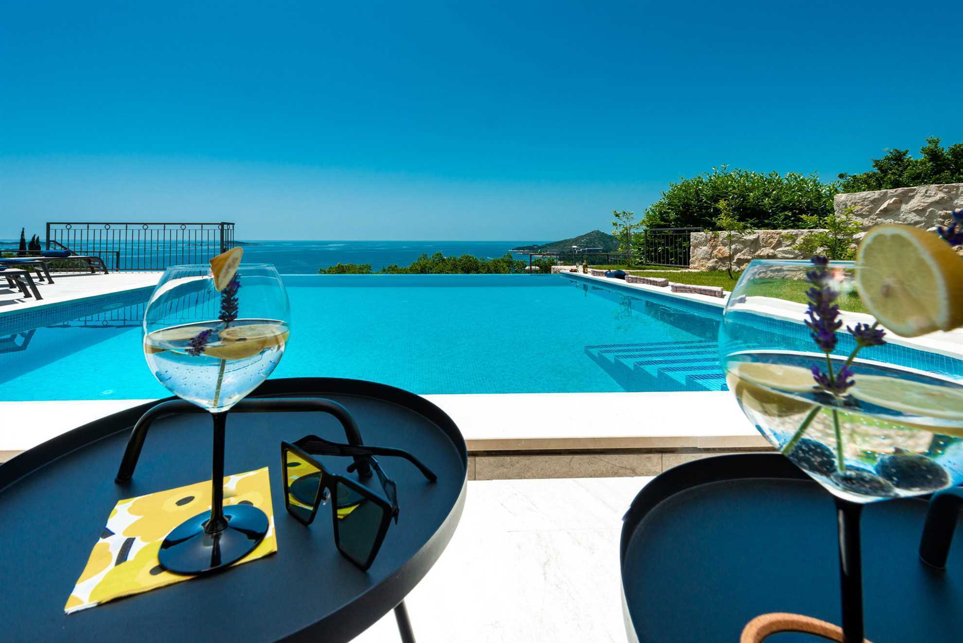 Villa Sunshine with Infinity Pool