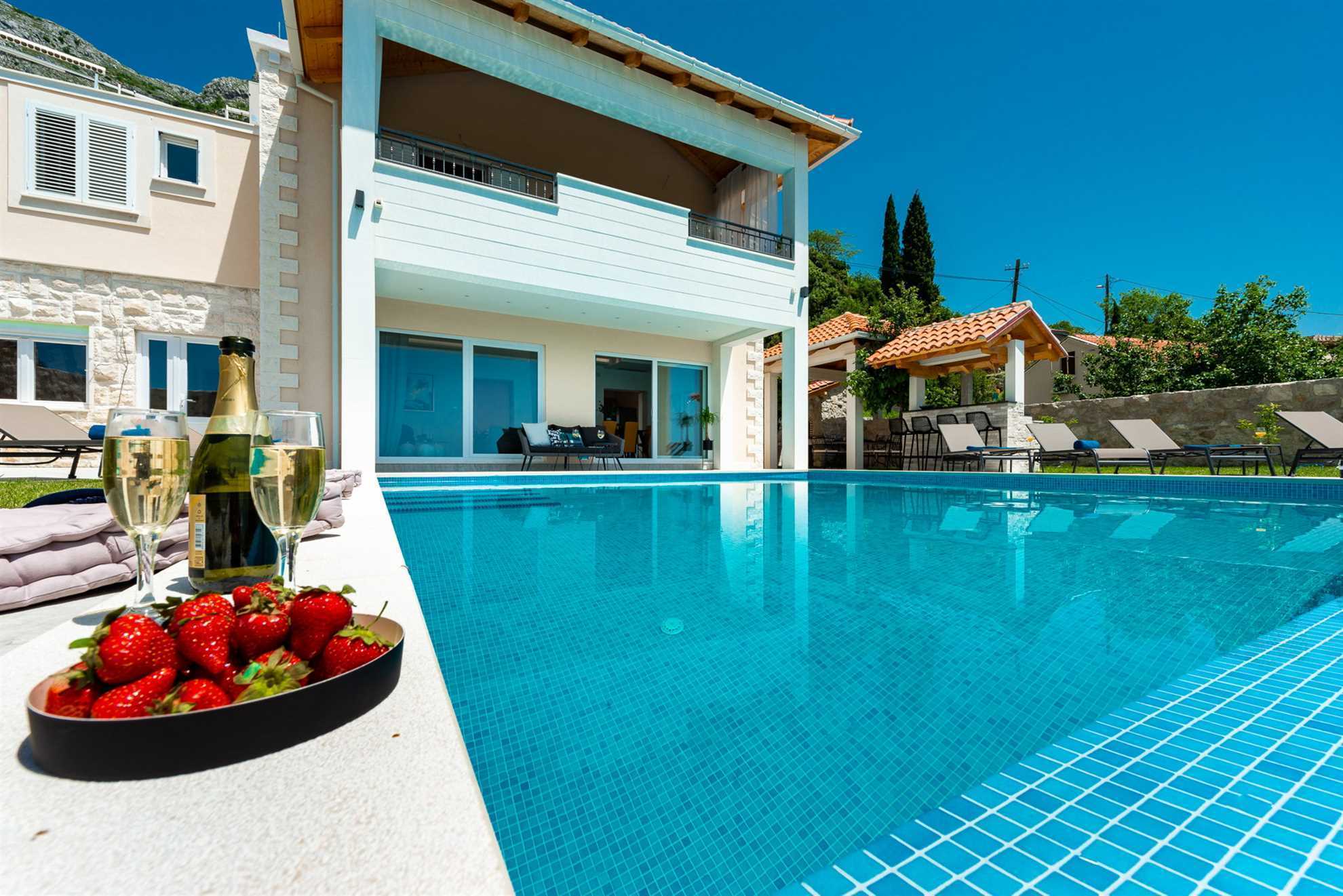 Villa Sunshine with Infinity Pool