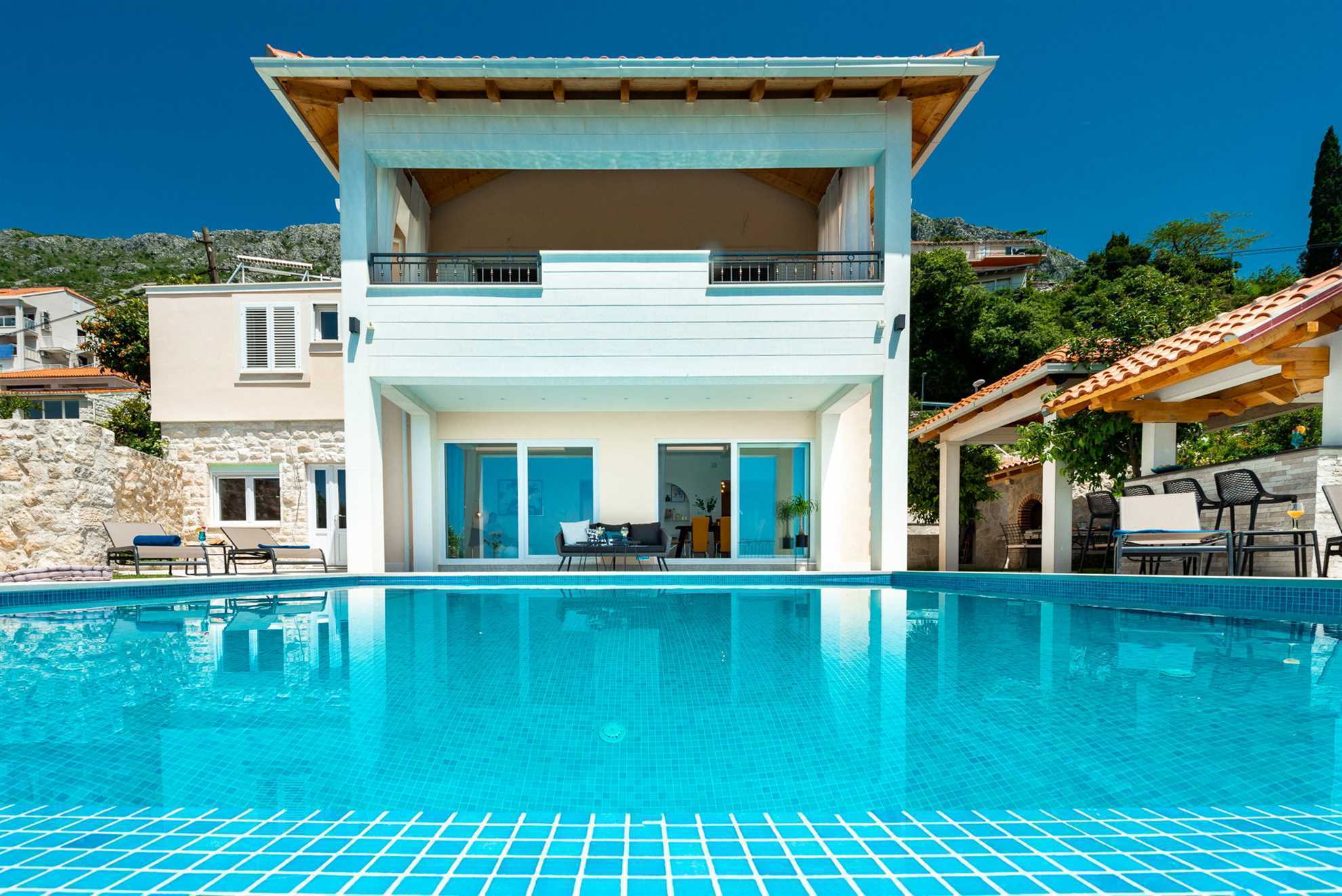 Villa Sunshine with Infinity Pool