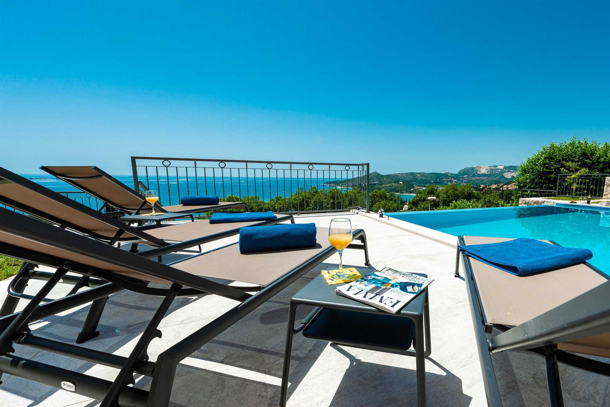 Villa Sunshine with Infinity Pool