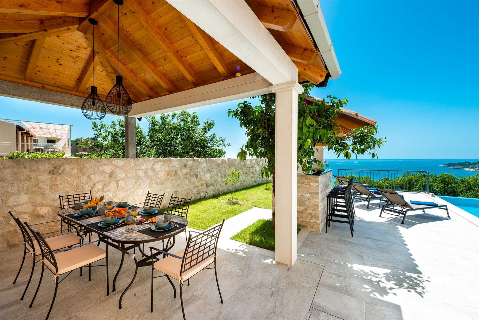Villa Sunshine with Infinity Pool