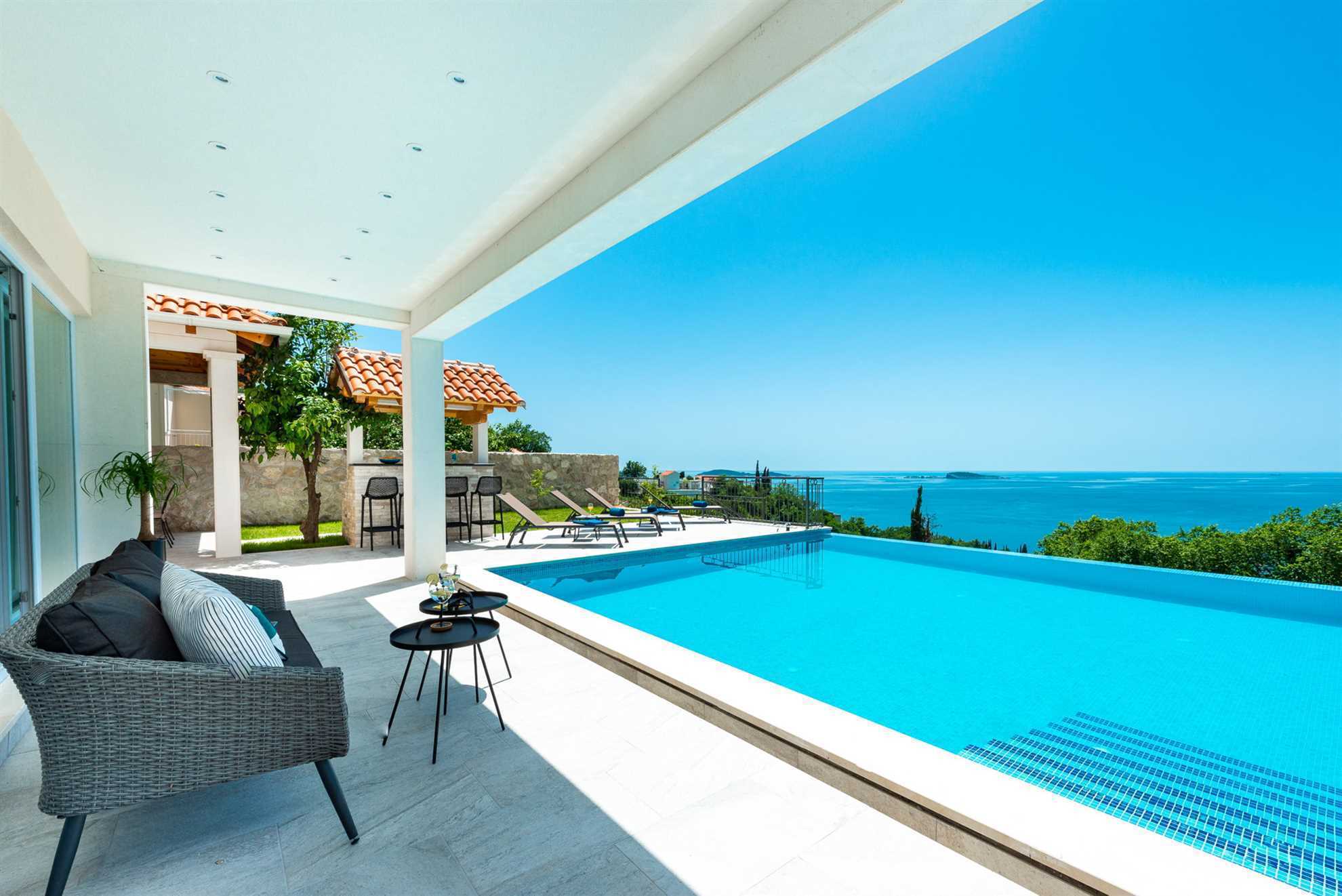 Villa Sunshine with Infinity Pool