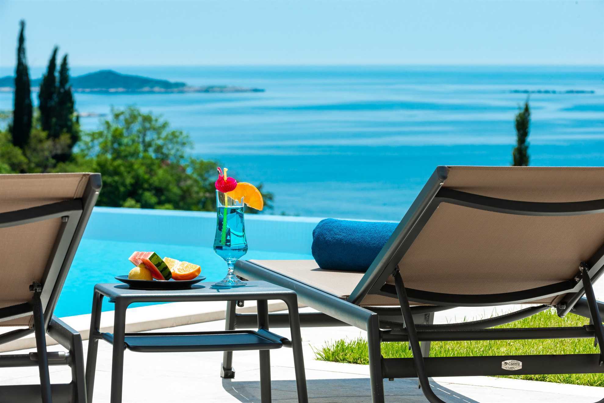 Villa Sunshine with Infinity Pool