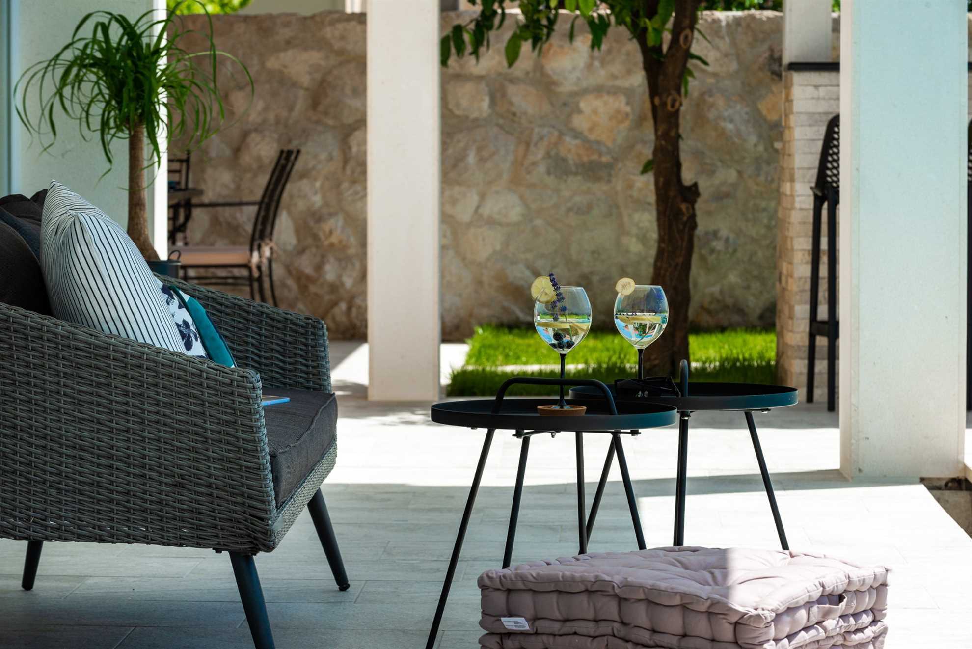Villa Sunshine with Infinity Pool