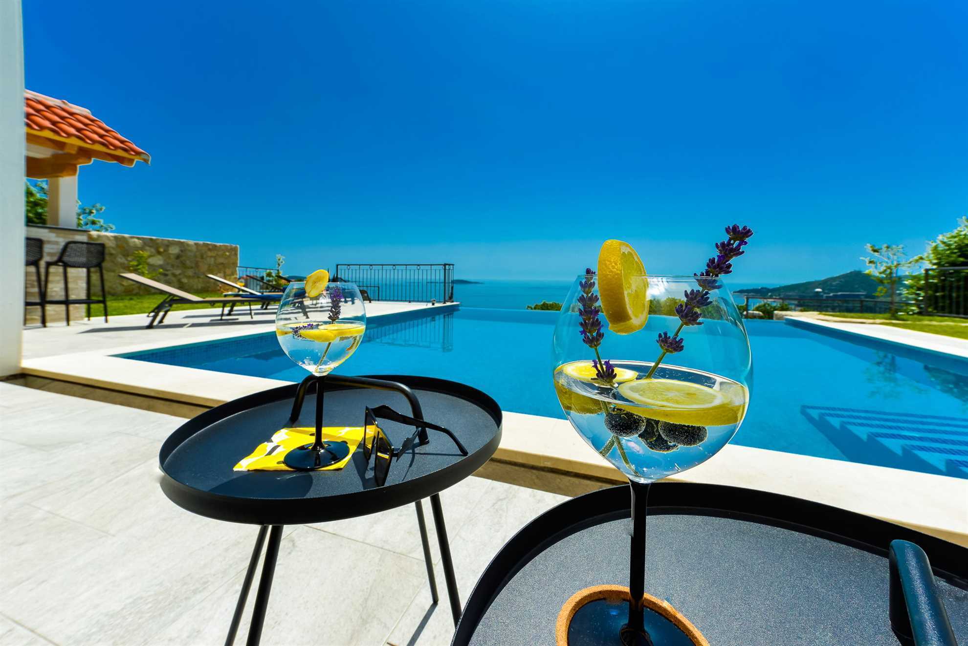 Villa Sunshine with Infinity Pool
