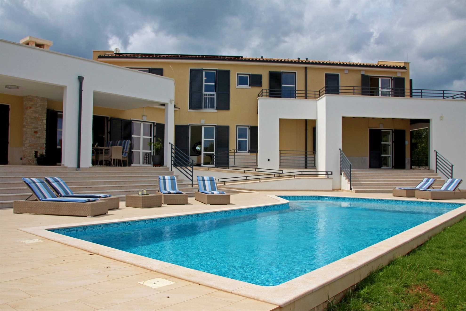 Villa Labyrinth with Pool