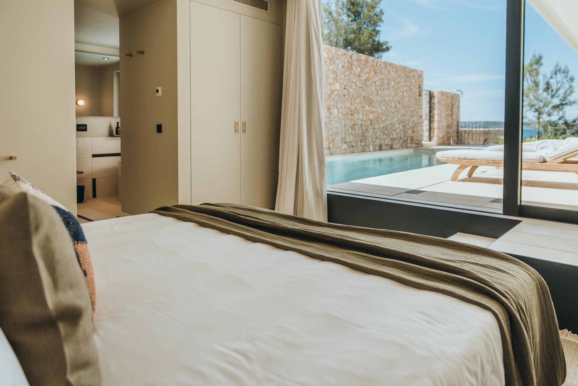 Luxury Villa Cliff with Heated Pool
