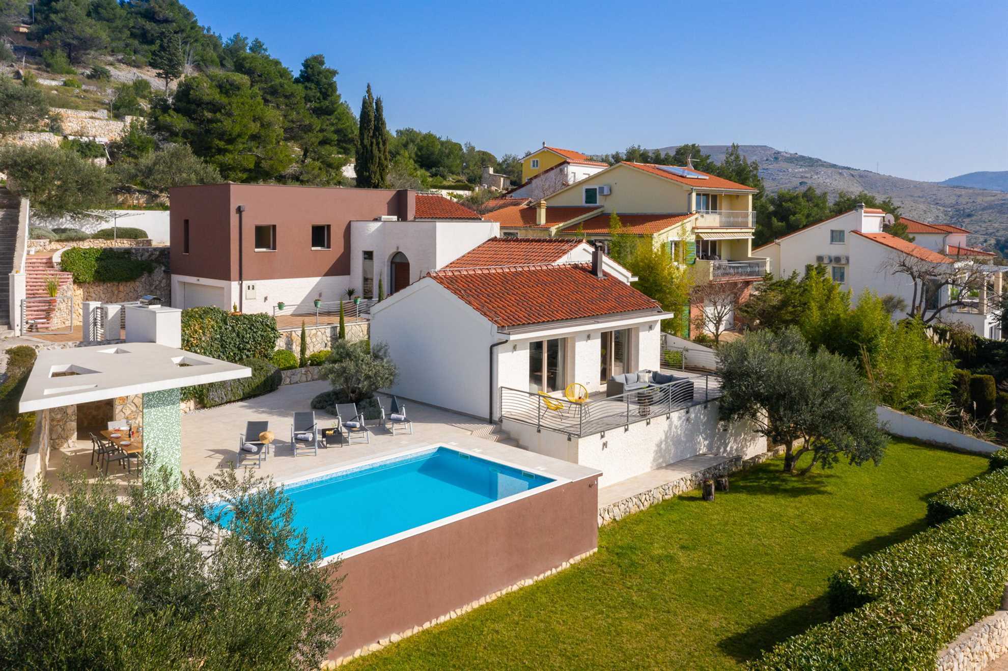 Villa Tela with Swimming Pool