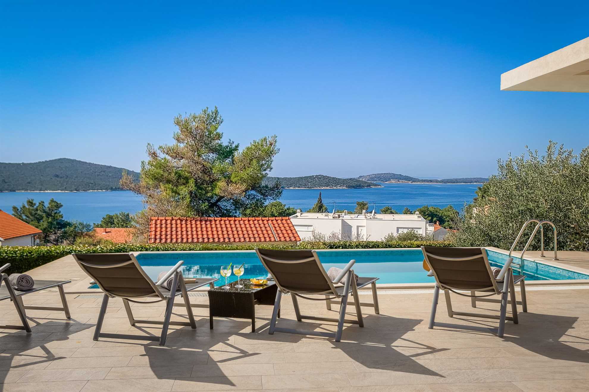 Villa Tela with Swimming Pool
