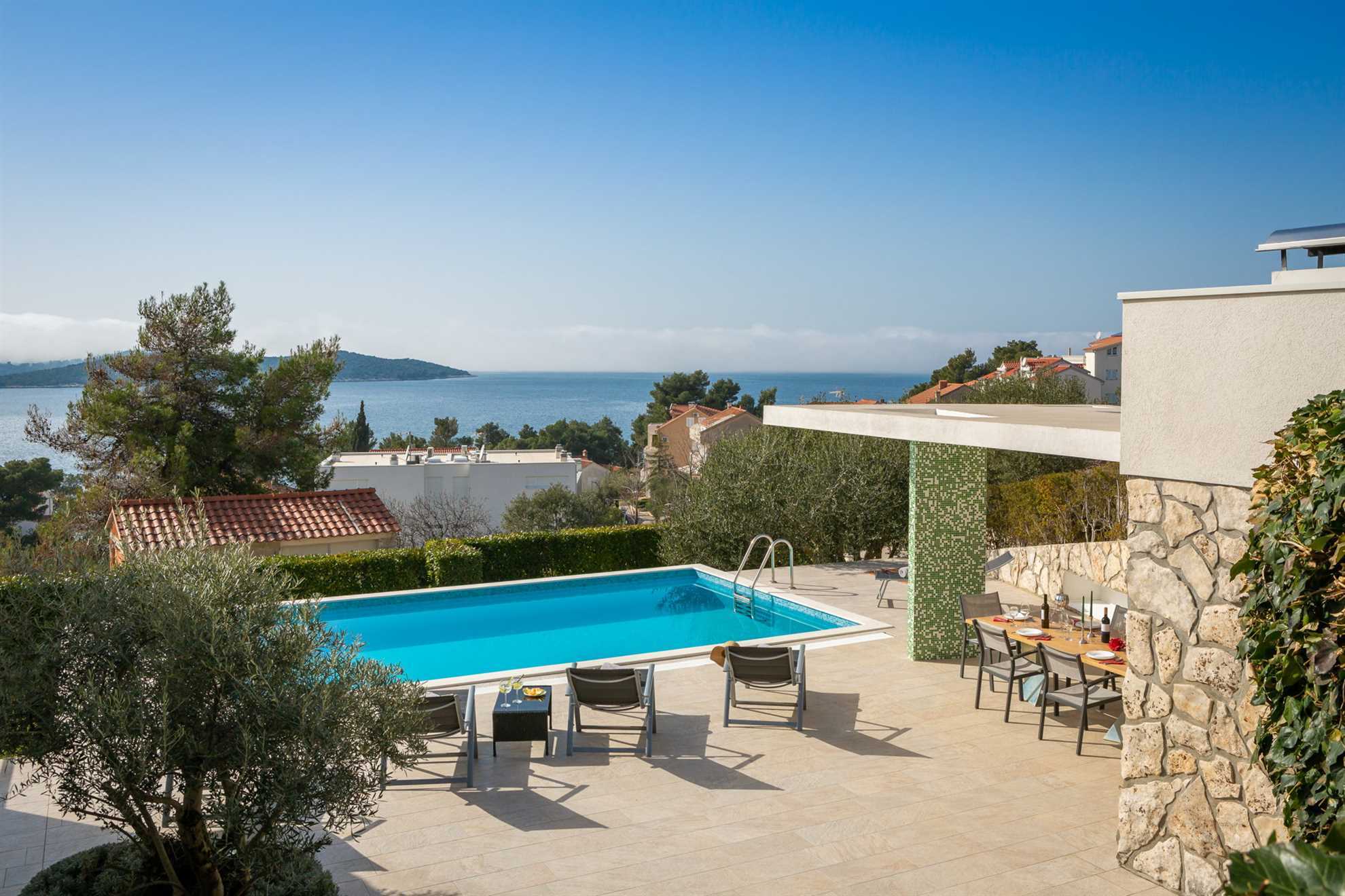 Villa Tela with Swimming Pool