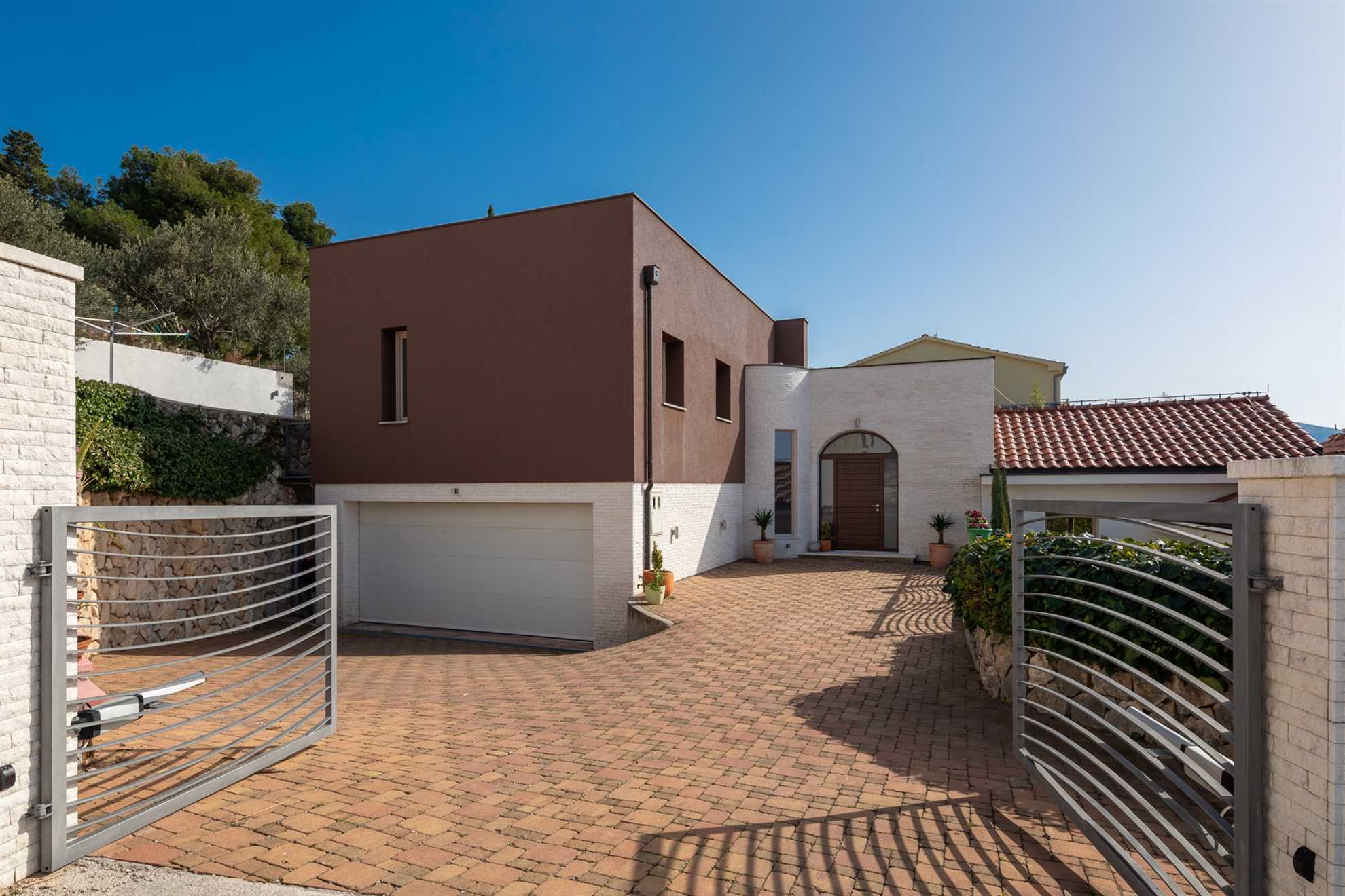 Villa Tela with Swimming Pool