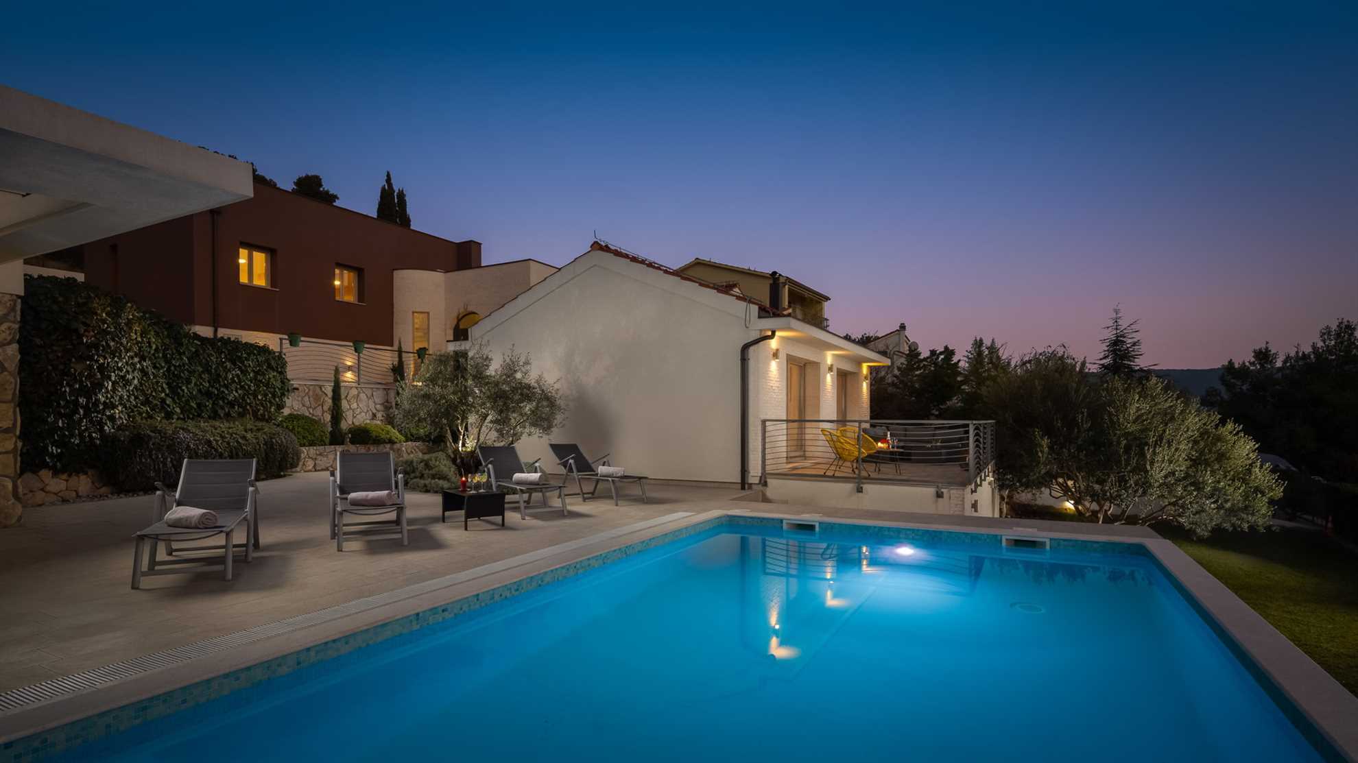 Villa Tela with Swimming Pool