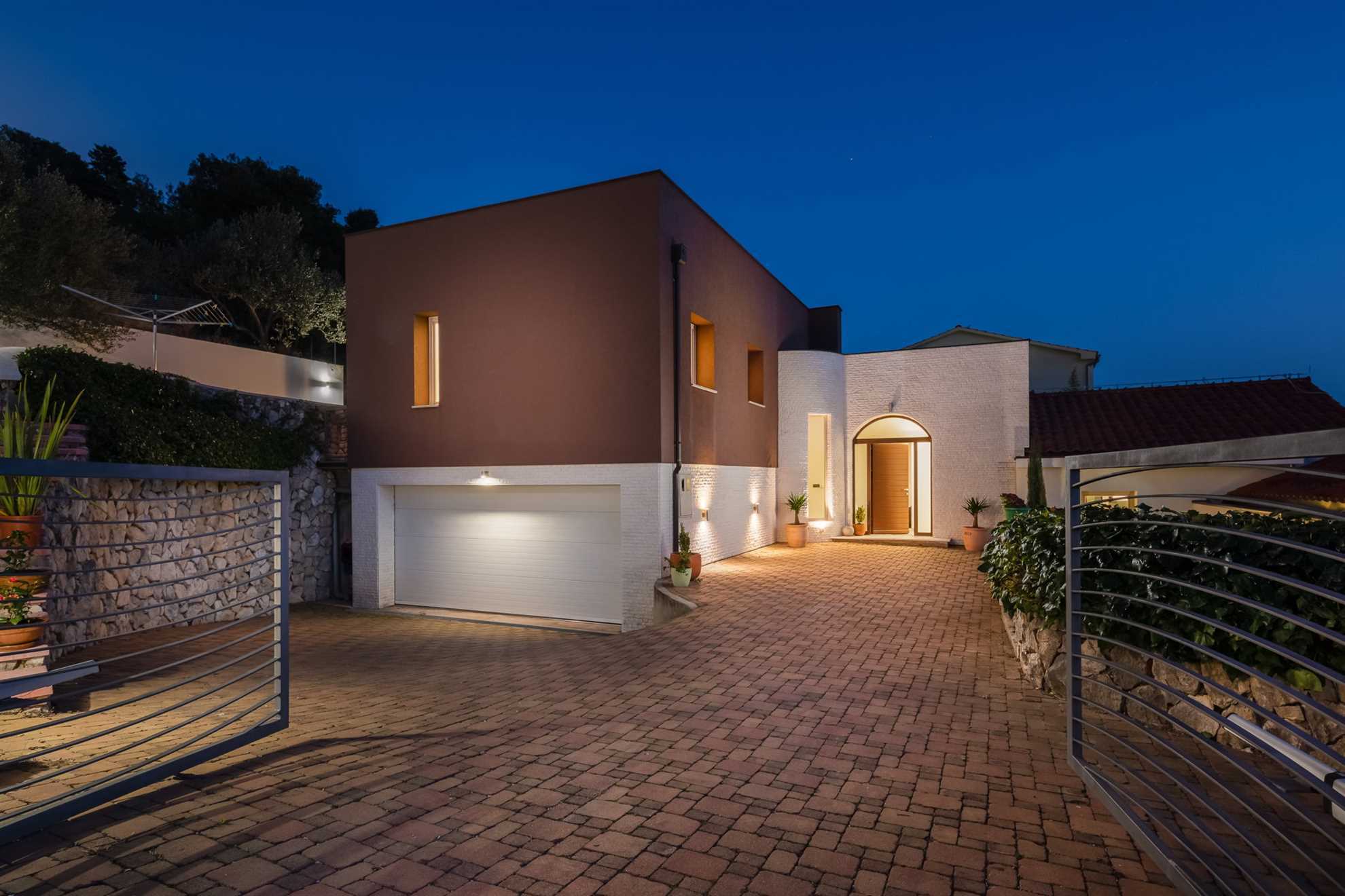 Villa Tela with Swimming Pool