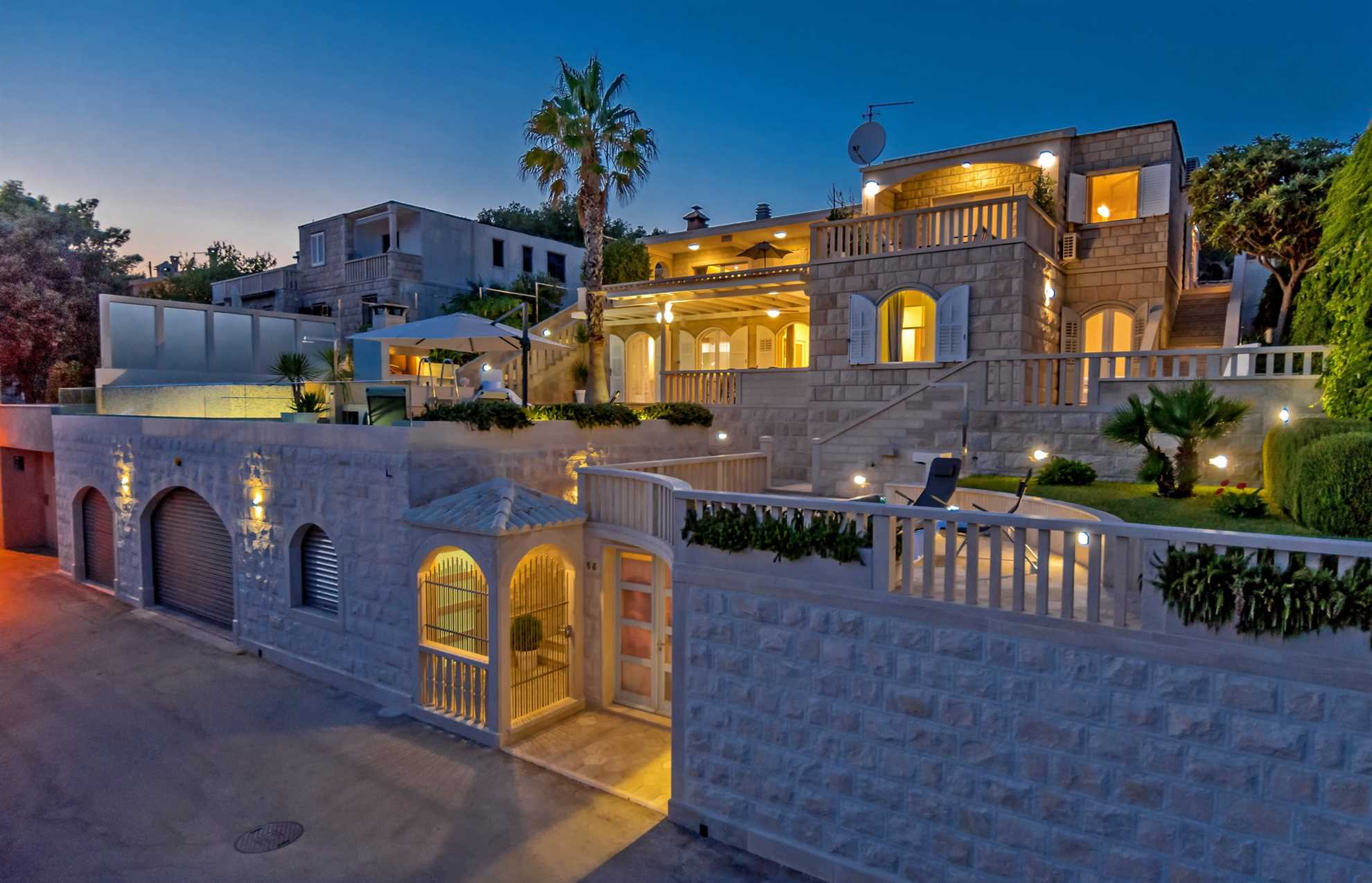 Villa Maritime with Infinity Pool