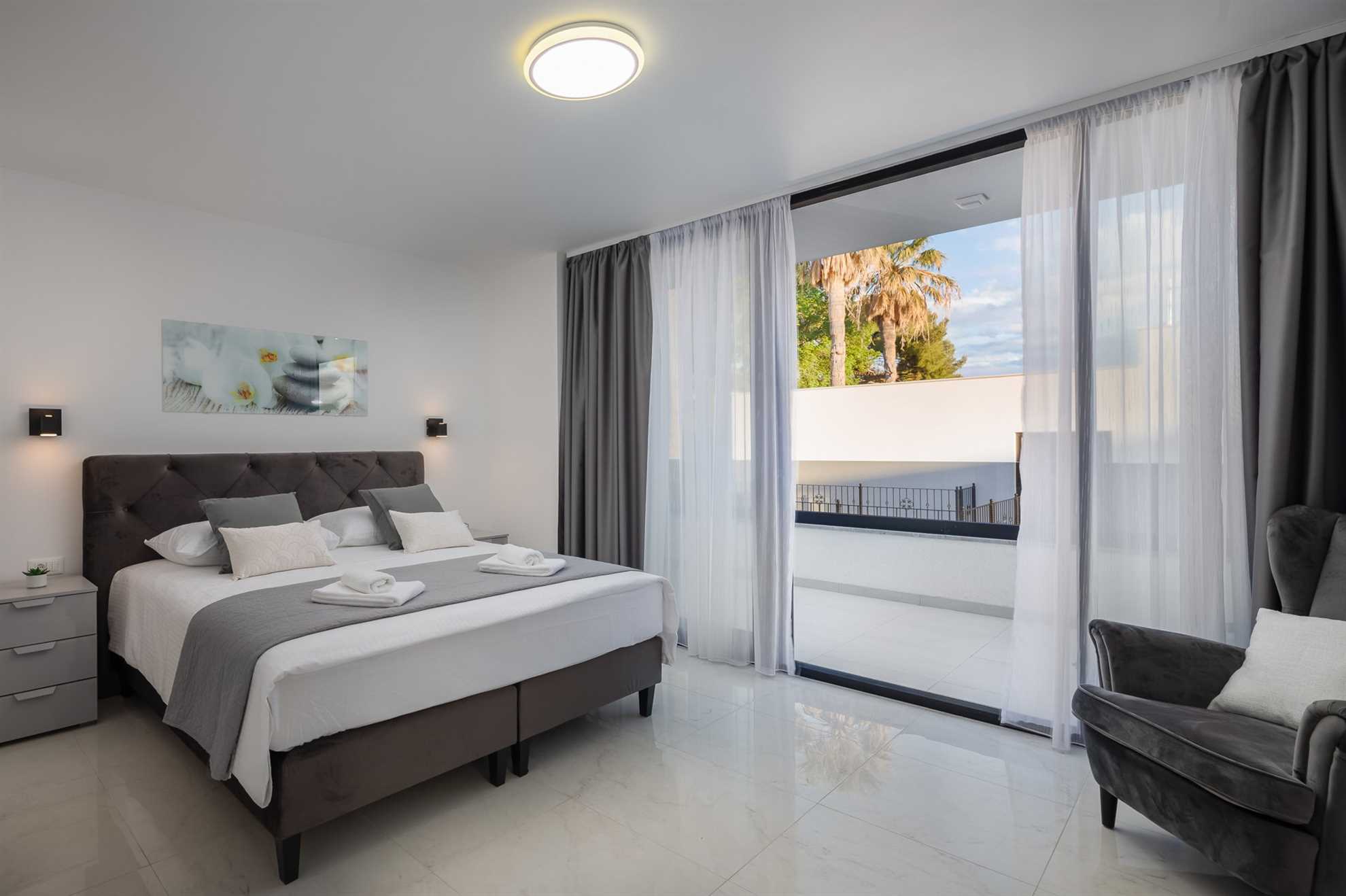 Luxury Villa Anchor with Heated Pool