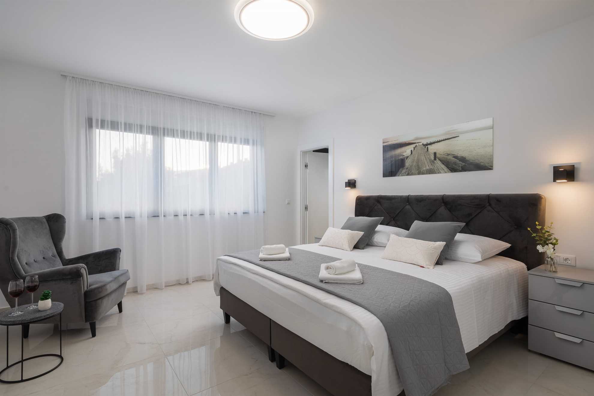 Luxury Villa Anchor with Heated Pool