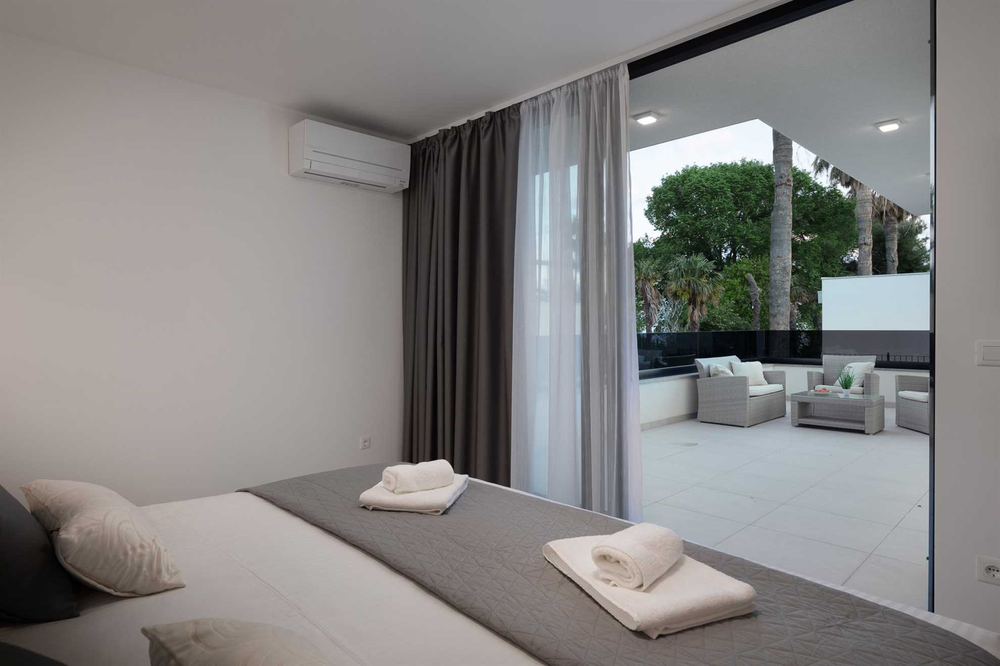 Luxury Villa Anchor with Heated Pool