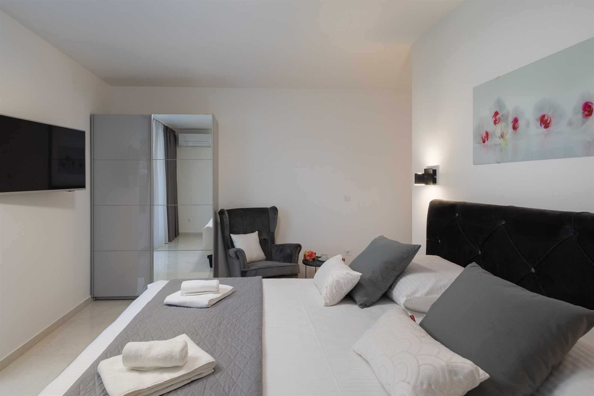 Luxury Villa Anchor with Heated Pool