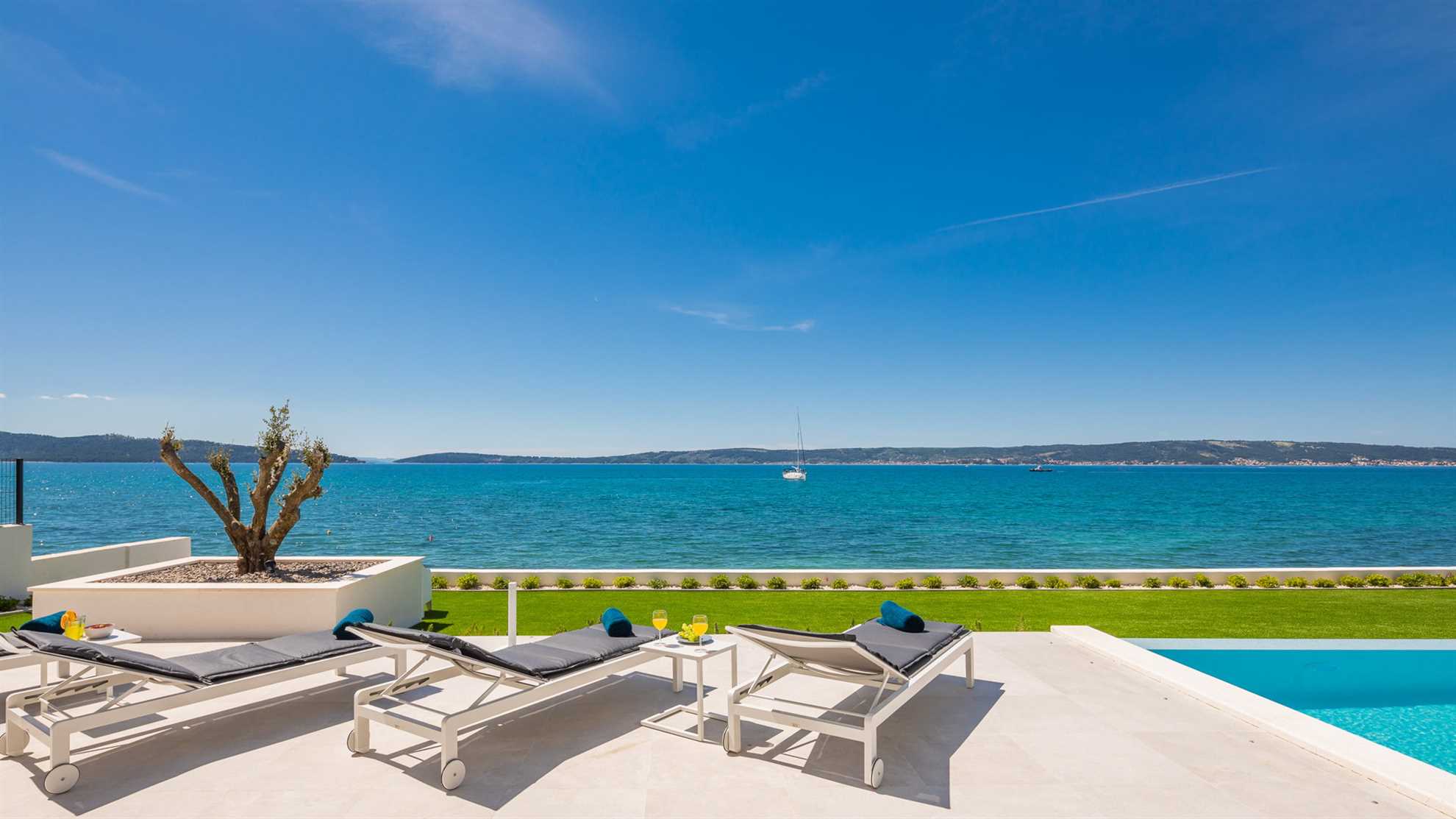 Beachfront Villa The View with Pool
