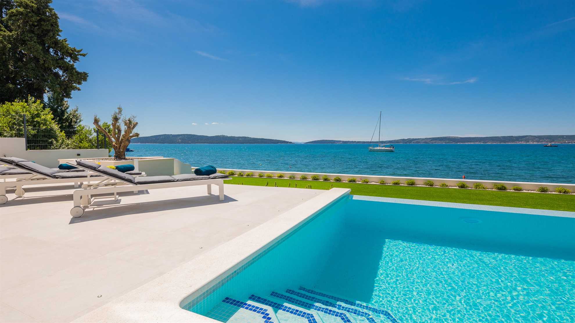 Beachfront Villa The View with Pool