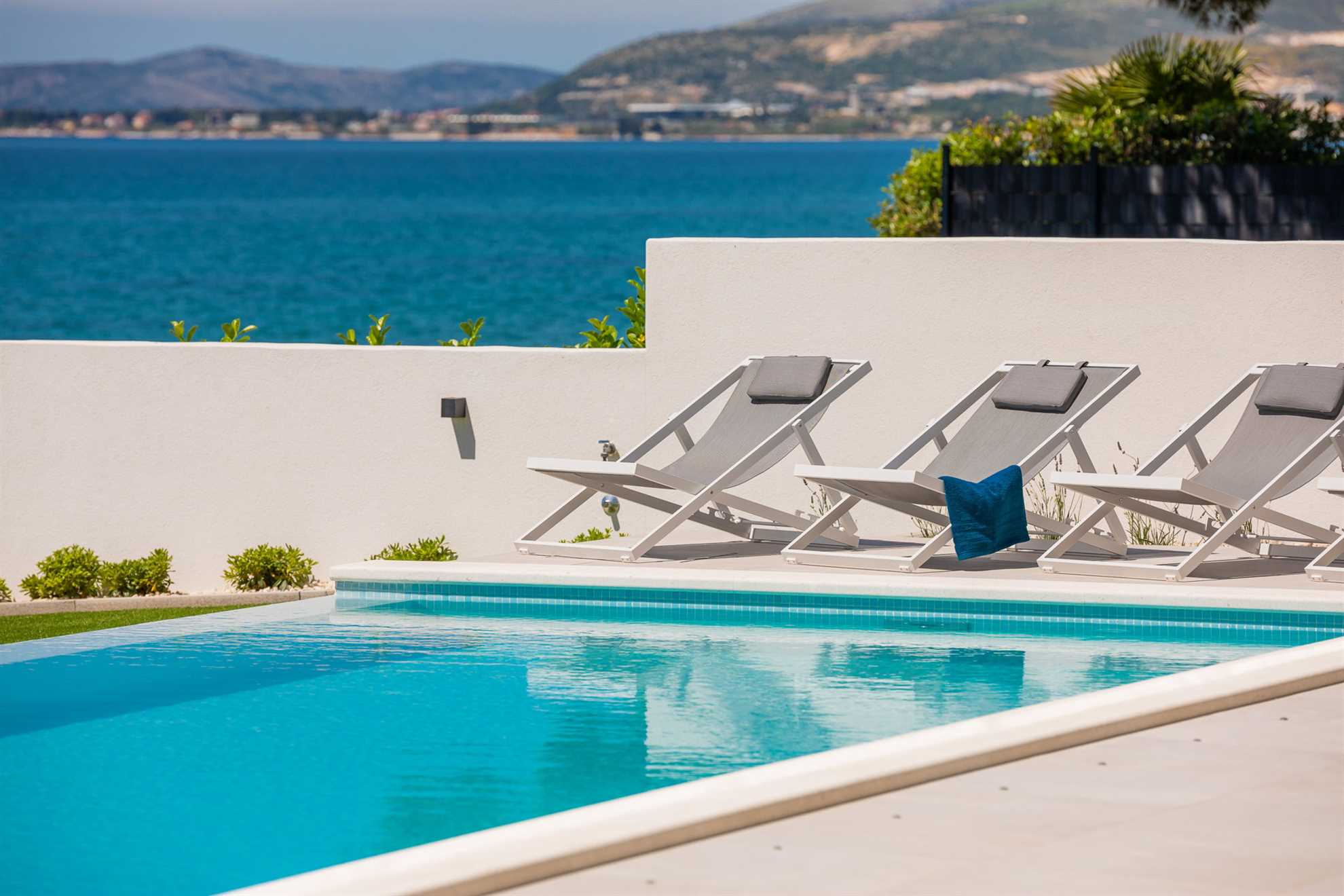 Beachfront Villa The View with Pool