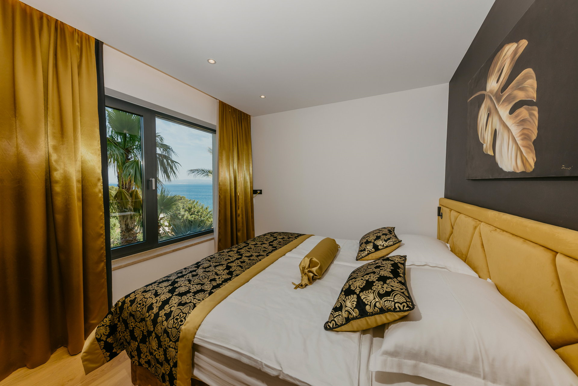 Villa Black & Gold with Pool