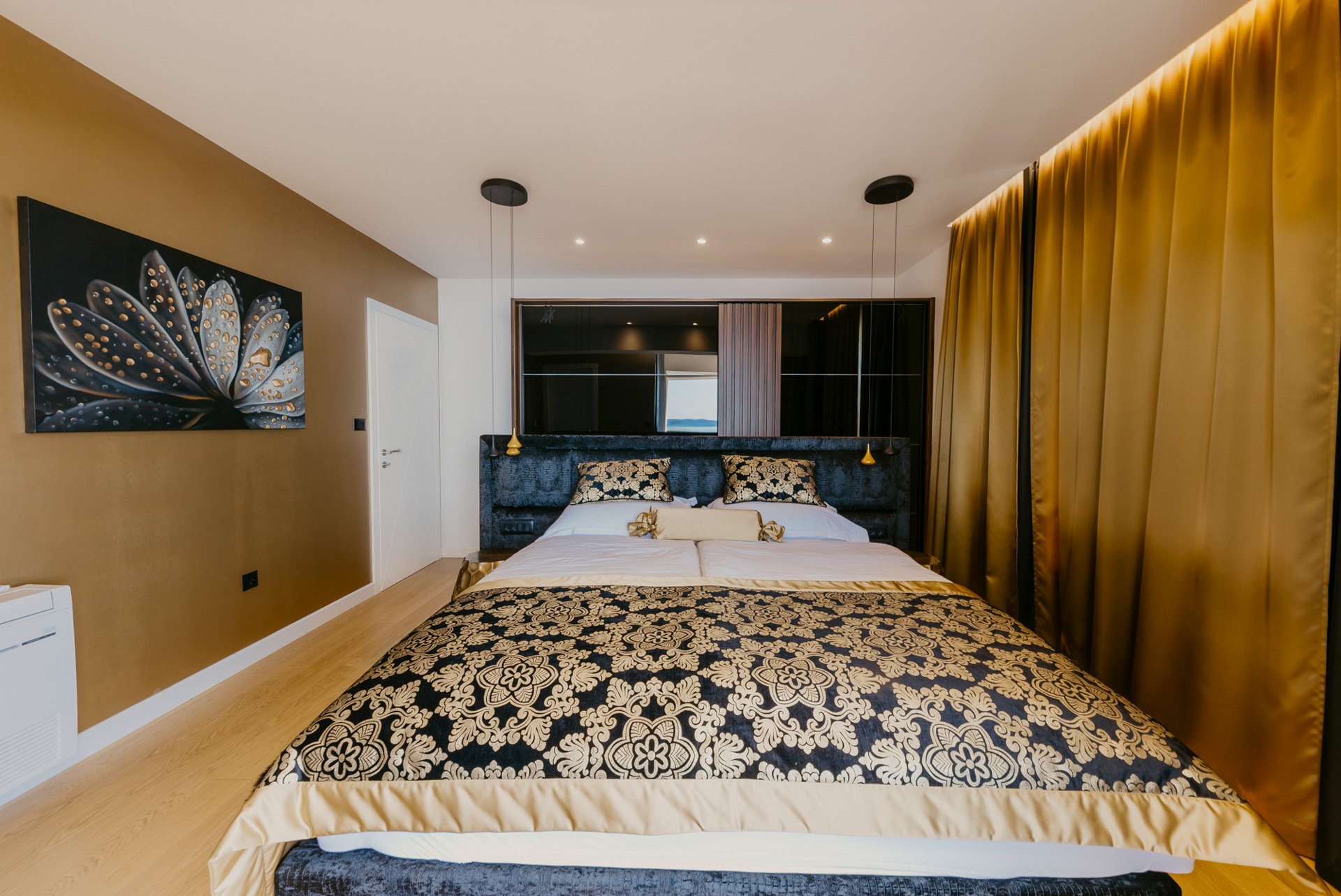 Villa Black & Gold with Pool