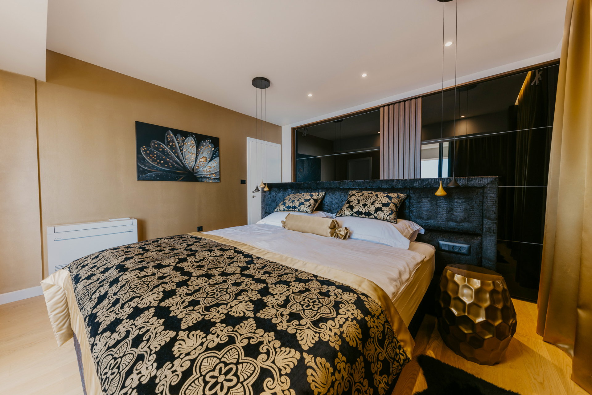 Villa Black & Gold with Pool