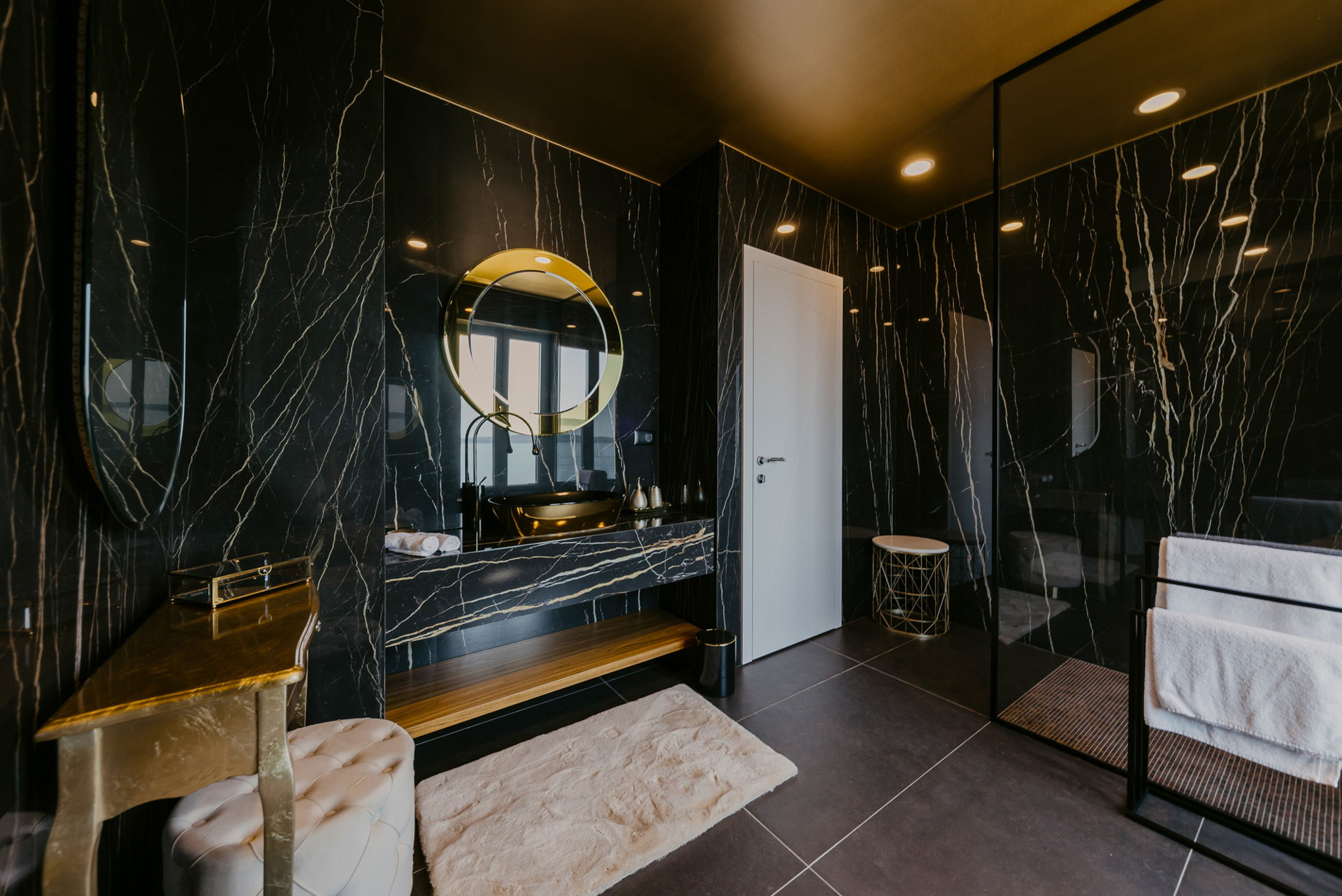 Villa Black & Gold with Pool