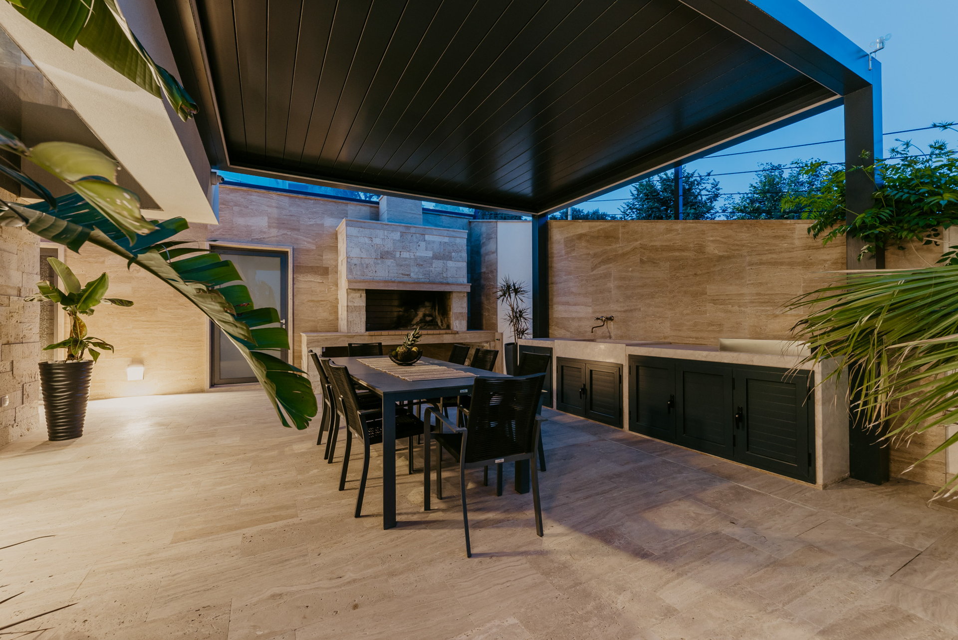 Villa Black & Gold with Pool