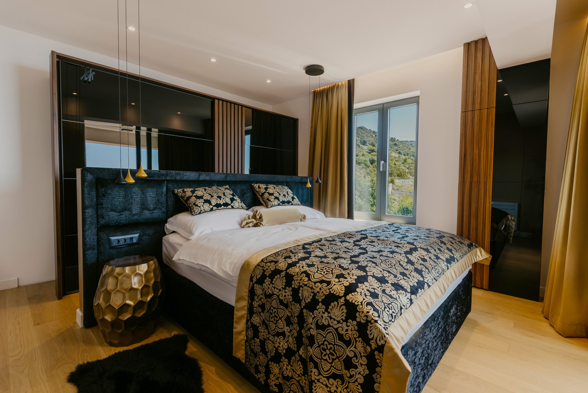 Villa Black & Gold with Pool