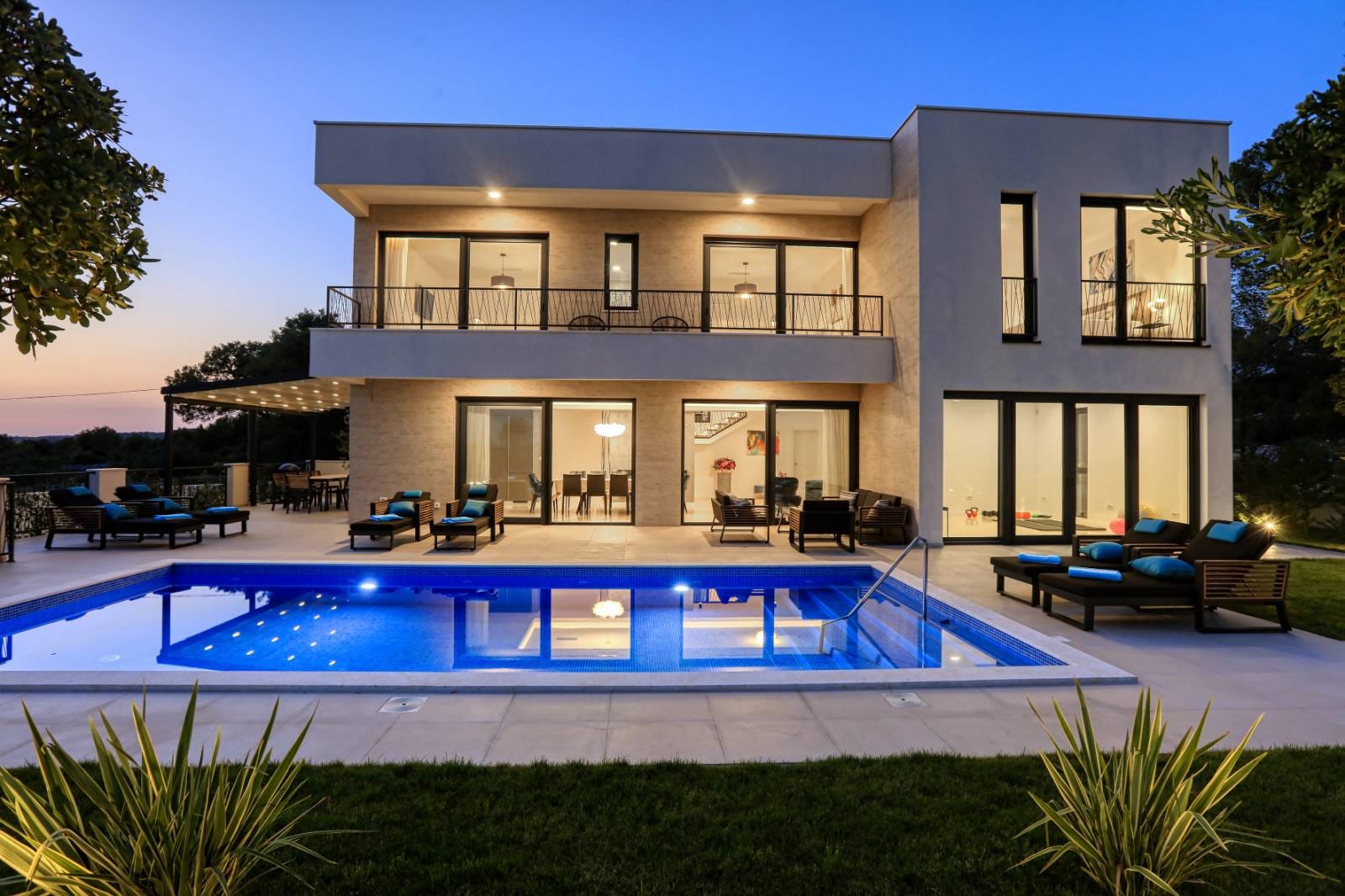 Luxury Villa Touch of Art with Pool