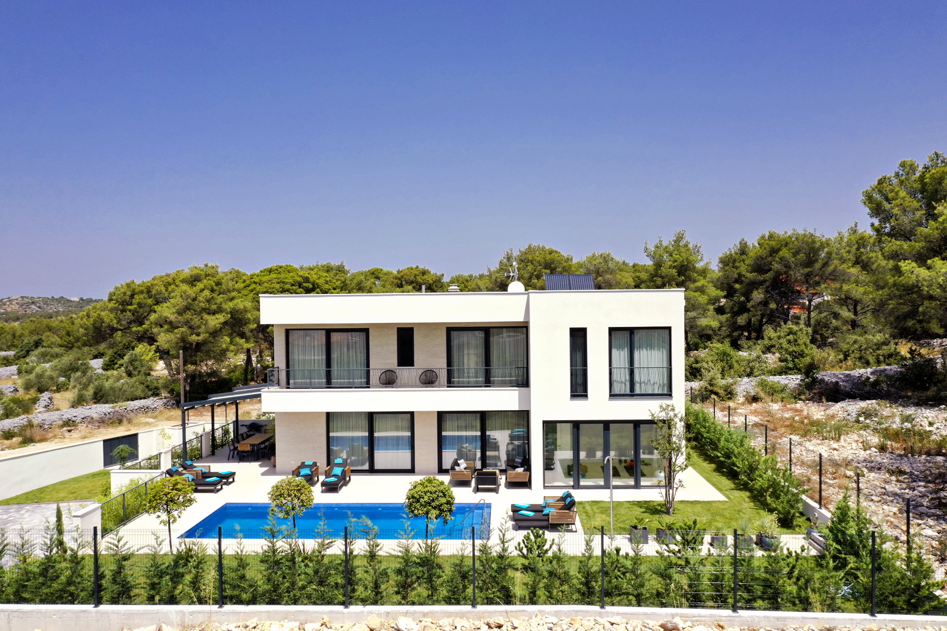 Luxury Villa Touch of Art with Pool