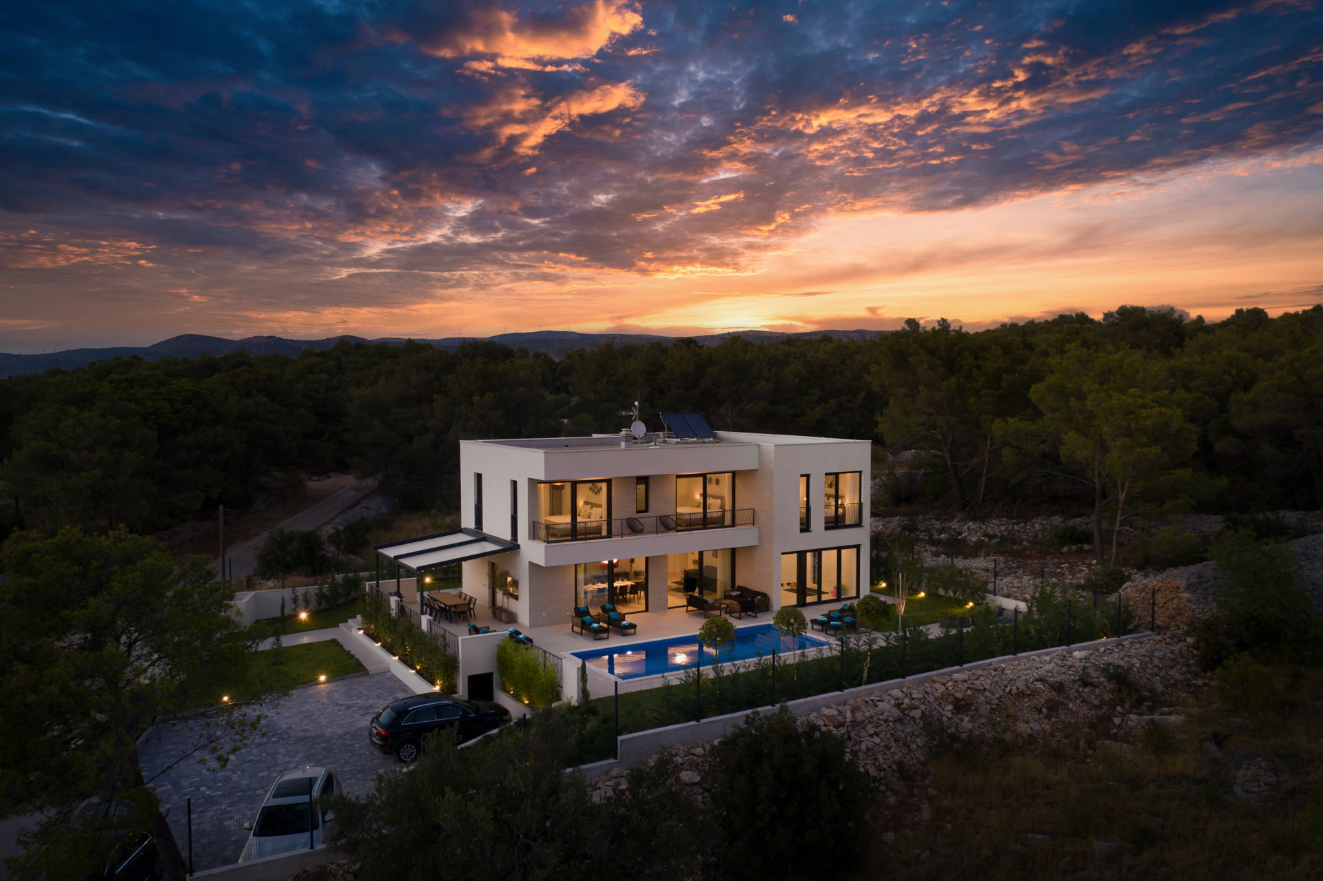 Luxury Villa Touch of Art with Pool