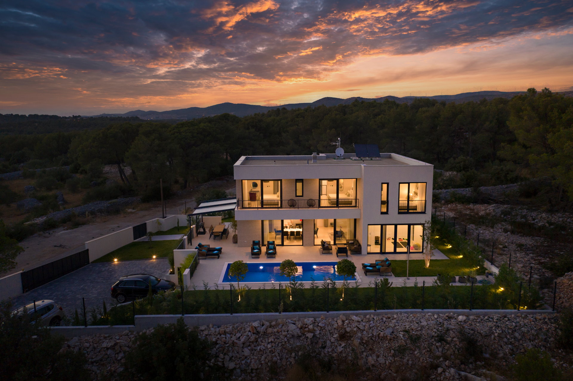 Luxury Villa Touch of Art with Pool