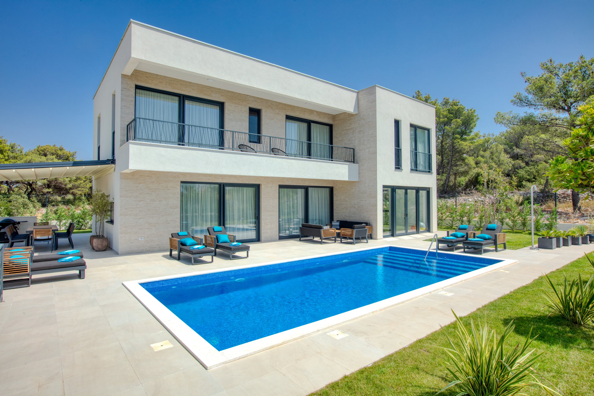 Luxury Villa Touch of Art with Pool