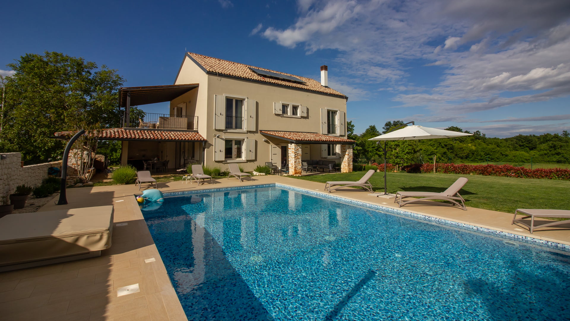Villa Lirica with Pool