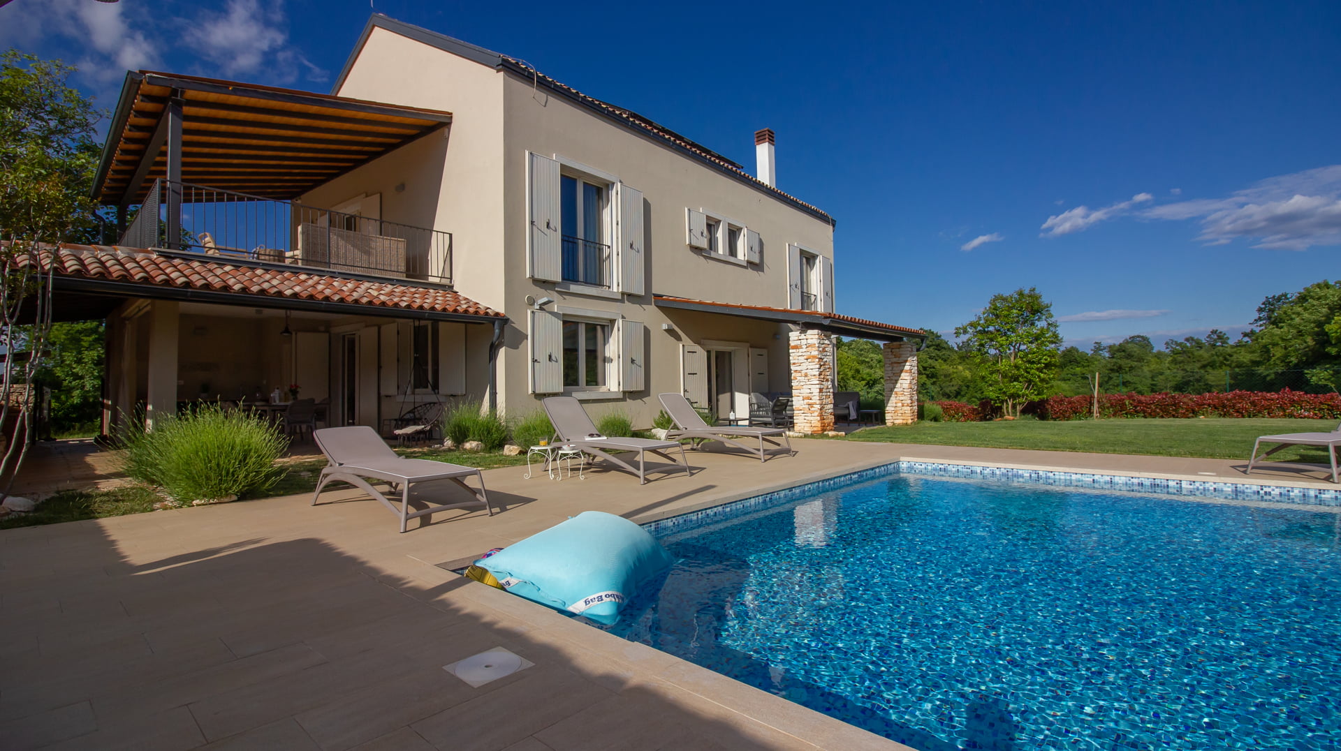 Villa Lirica with Pool