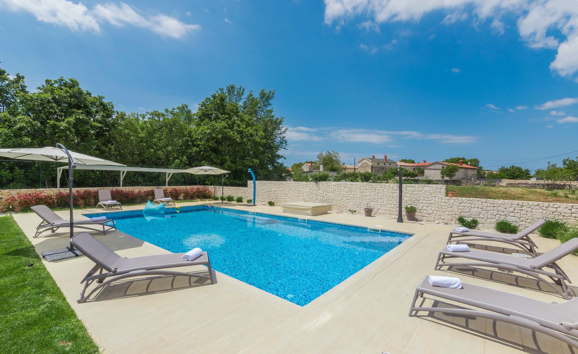 Villa Lirica with Pool