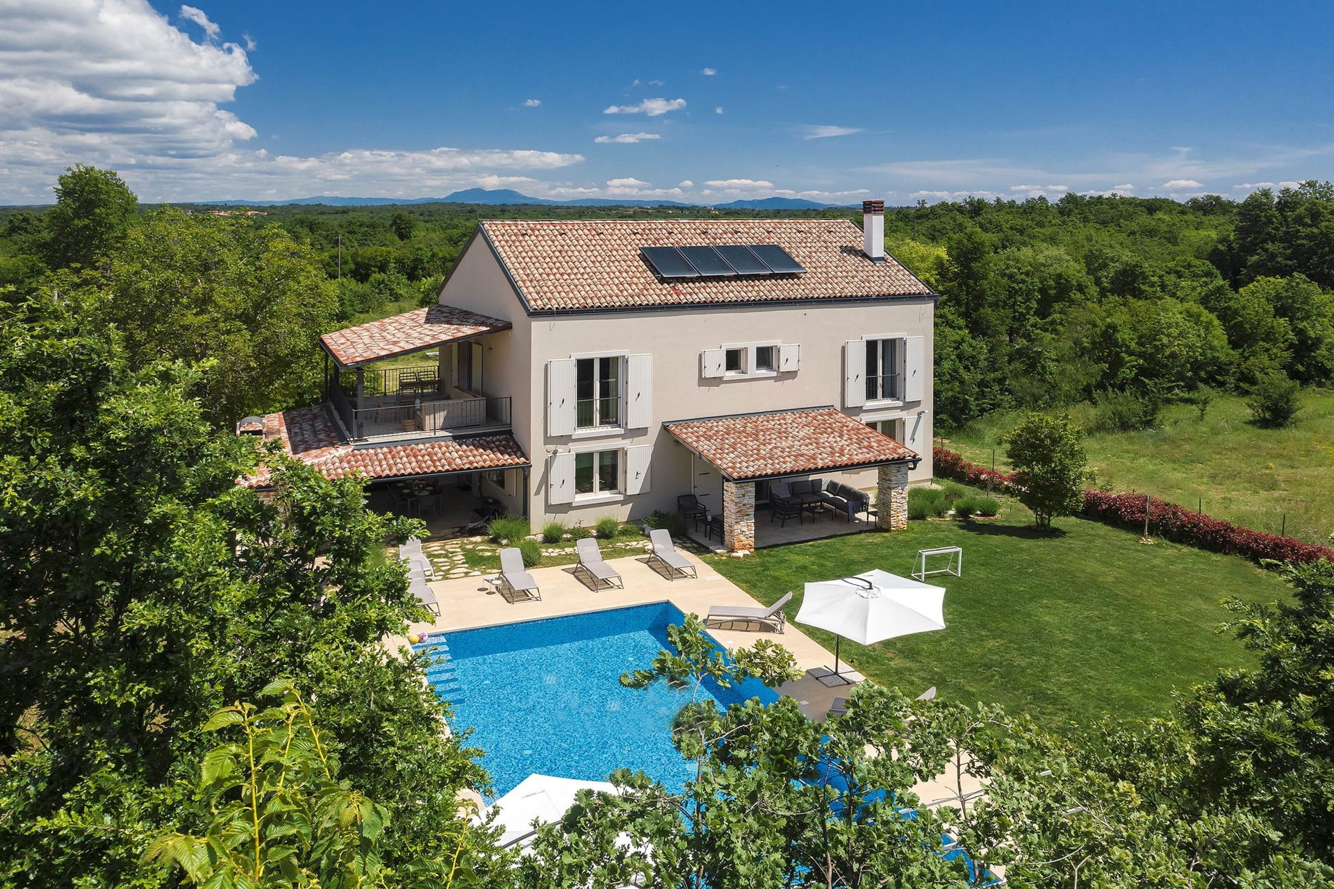 Villa Lirica with Pool