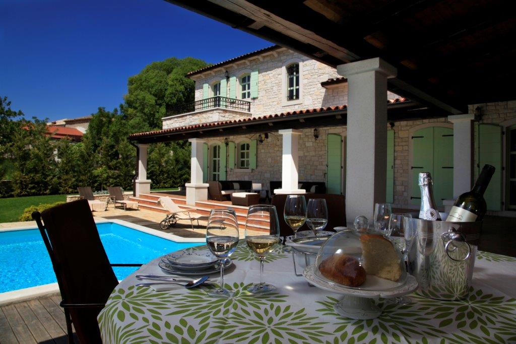 Villa Green Estate with Pool