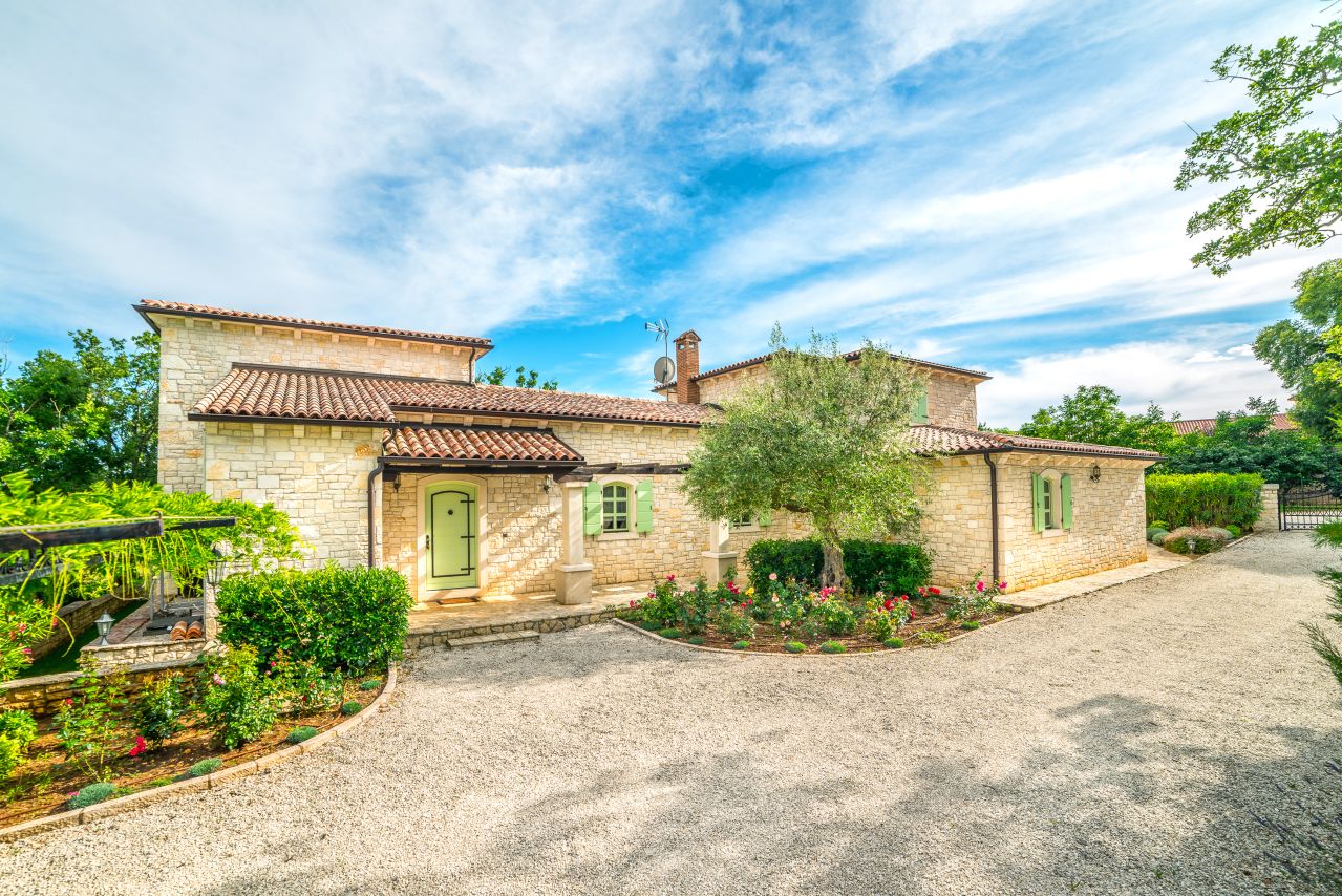Villa Green Estate with Pool