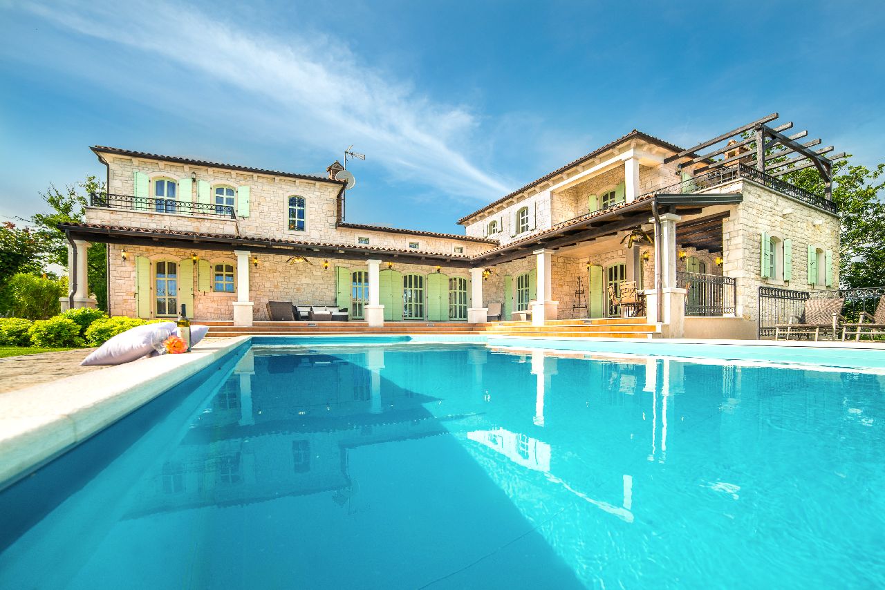 Villa Green Estate with Pool