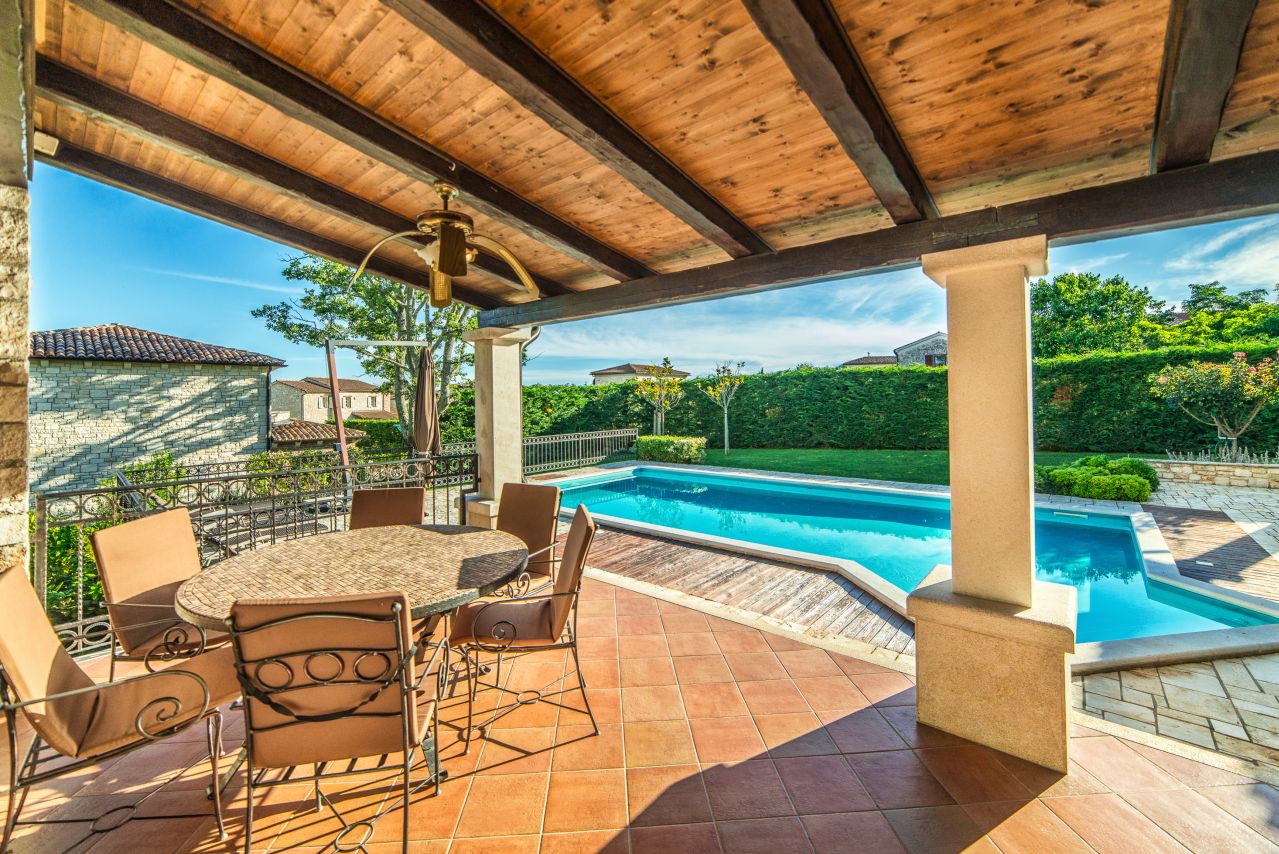 Villa Green Estate with Pool