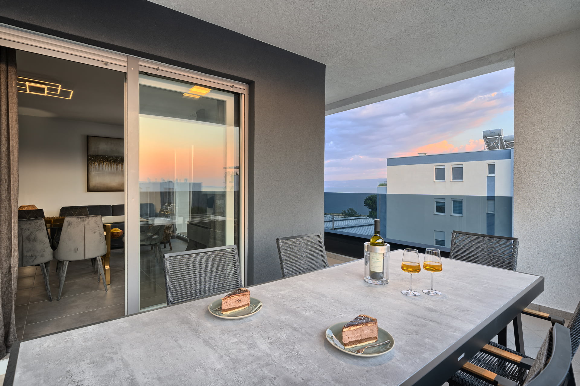 Apartment Liberty Living with Pool IV