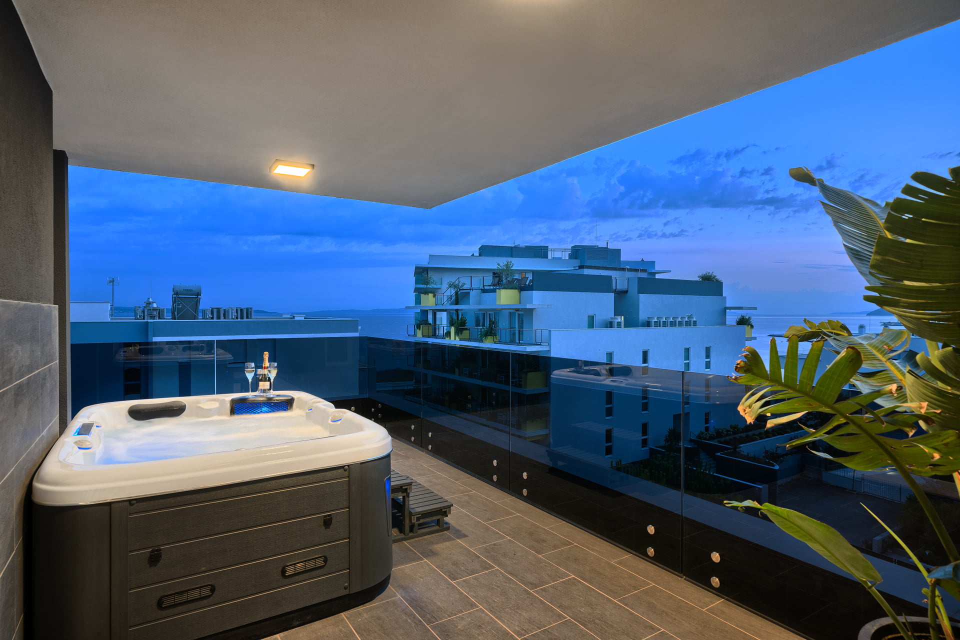 Penthouse Liberty Living with Pool