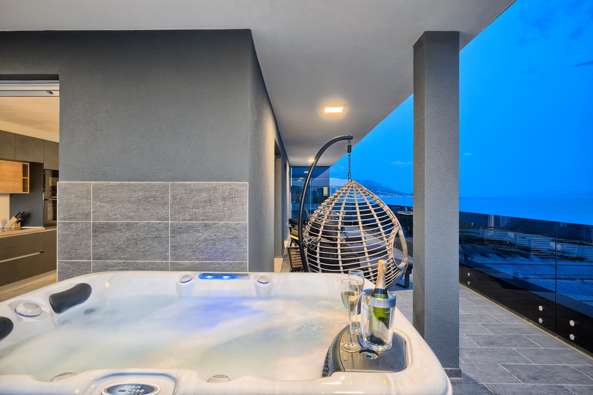 Penthouse Liberty Living with Pool